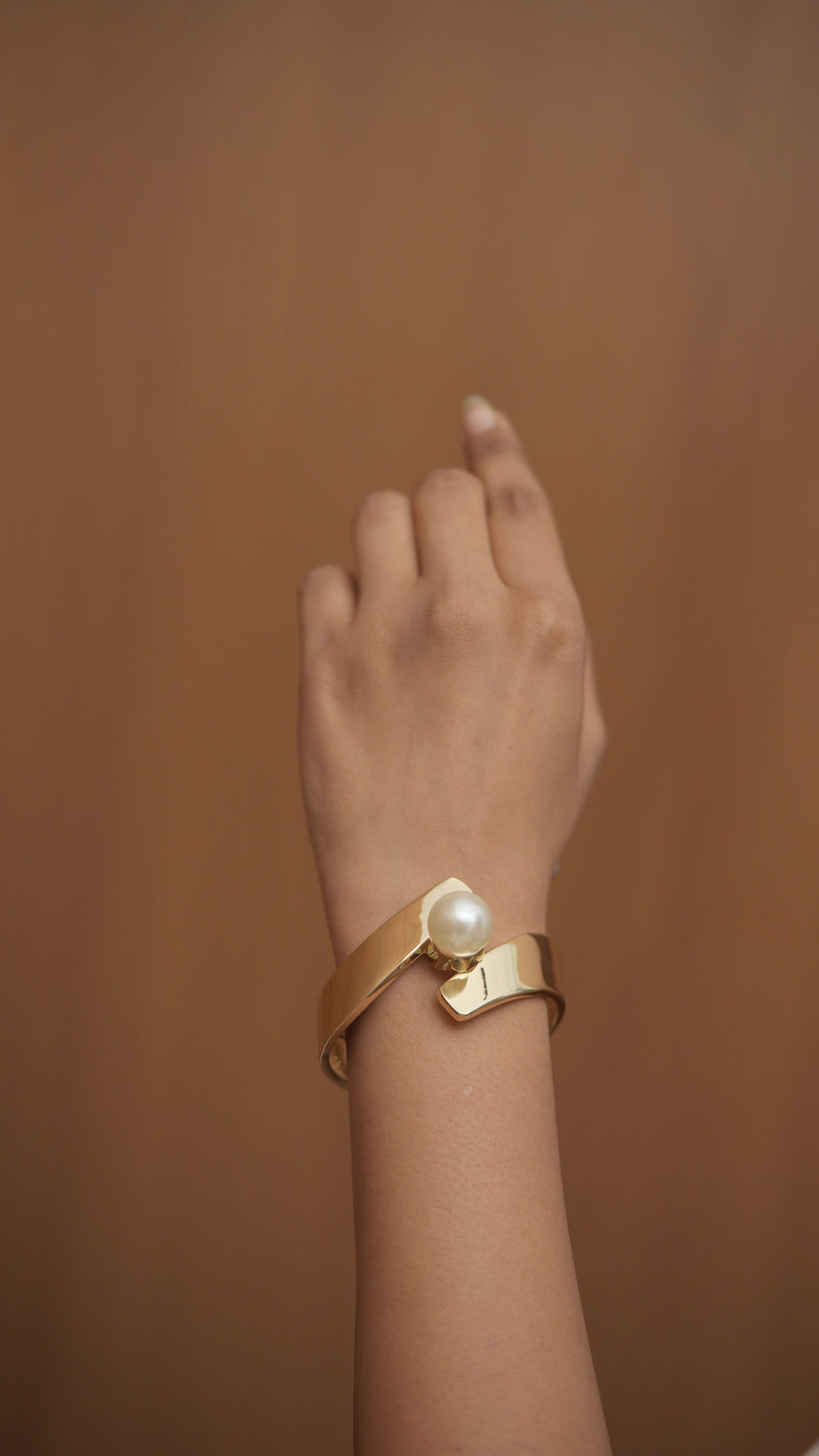 🌸 Golden Embrace Pearl Cuff 🌸