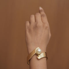 🌸 Golden Embrace Pearl Cuff 🌸