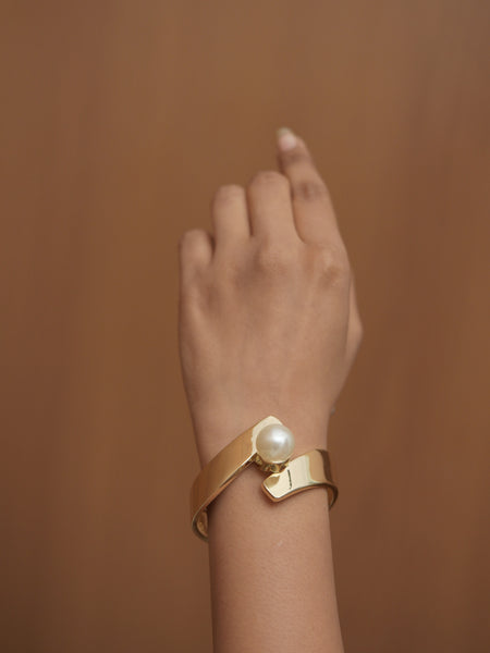 🌸 Golden Embrace Pearl Cuff 🌸