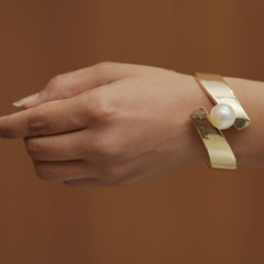 🌸 Golden Embrace Pearl Cuff 🌸