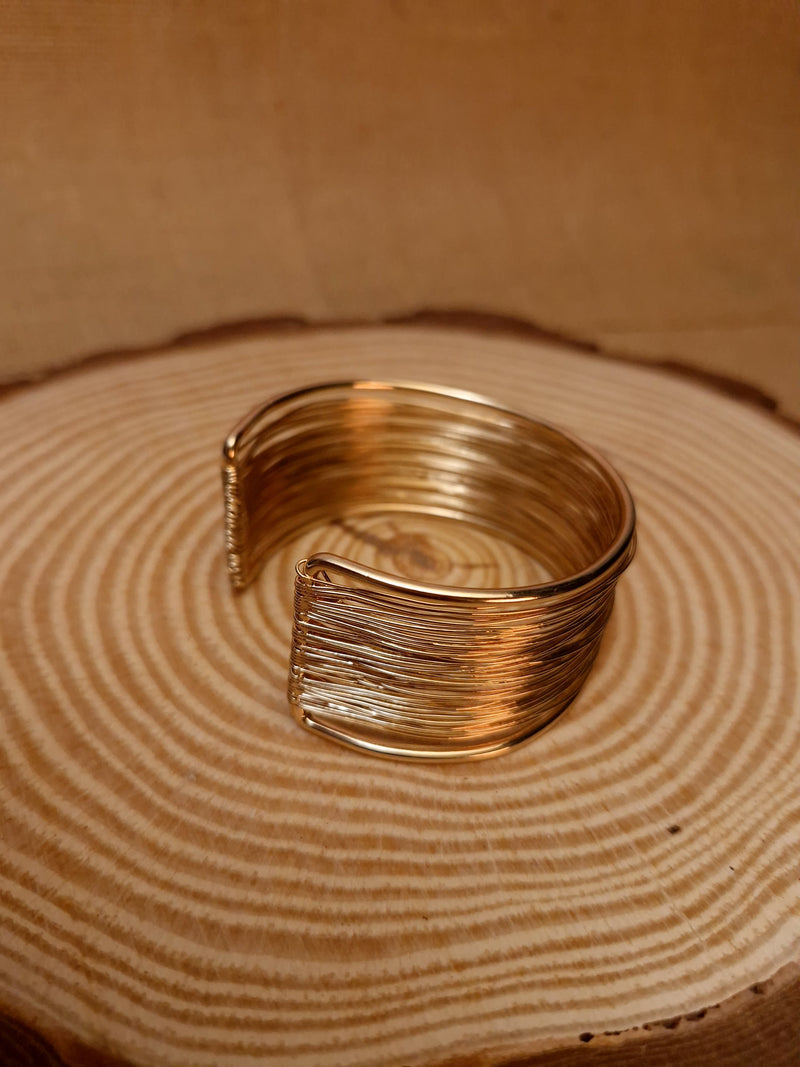 Luxe Harmony Wire Cuff Bracelet 🌟