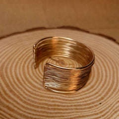 Luxe Harmony Wire Cuff Bracelet 🌟