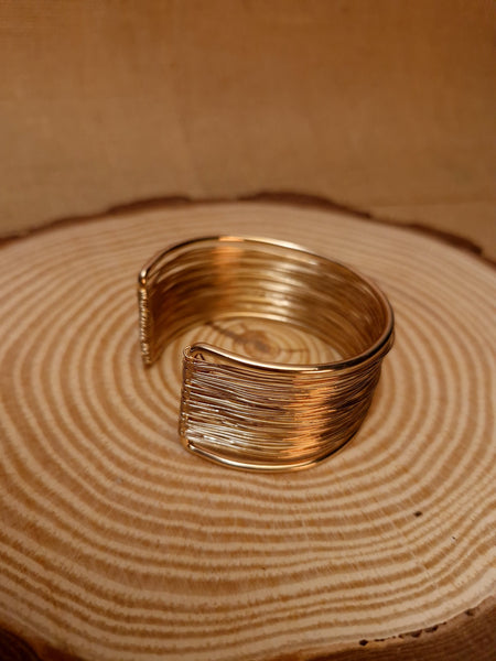 Luxe Harmony Wire Cuff Bracelet 🌟