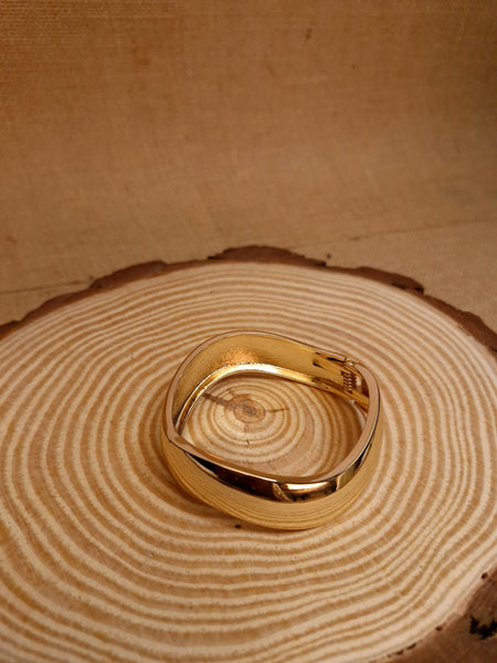 Bold Curve Gold Bracelet ✨