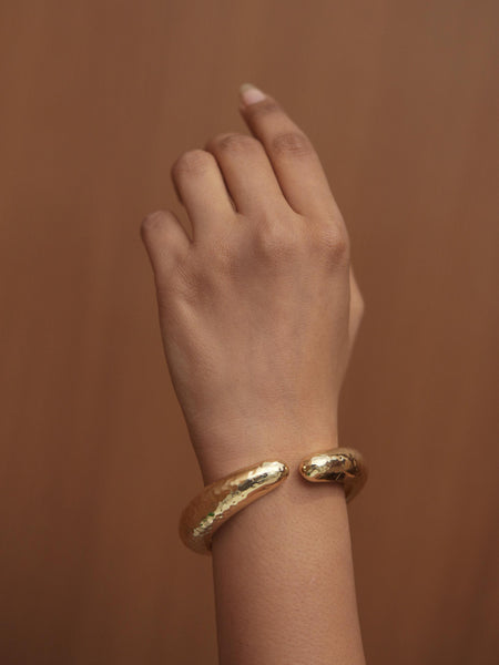 ✨The Aurora Bold Hammered Bracelet ✨