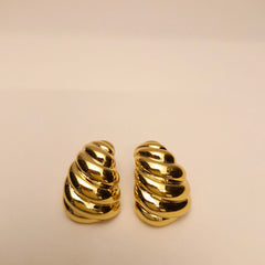 Golden Noir Shell Earrings 🖤