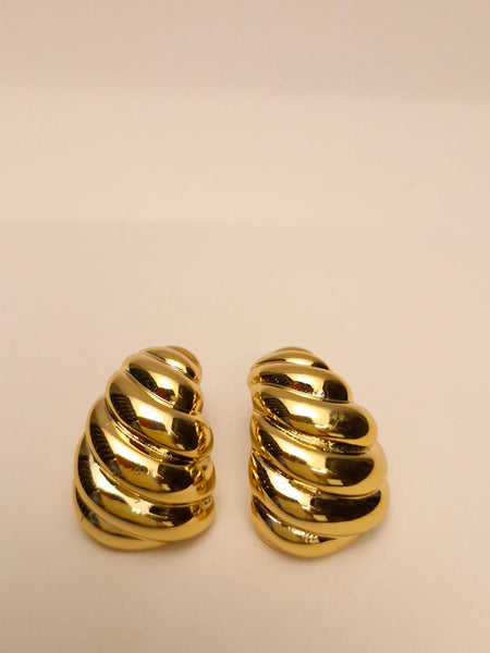 Golden Noir Shell Earrings 🖤