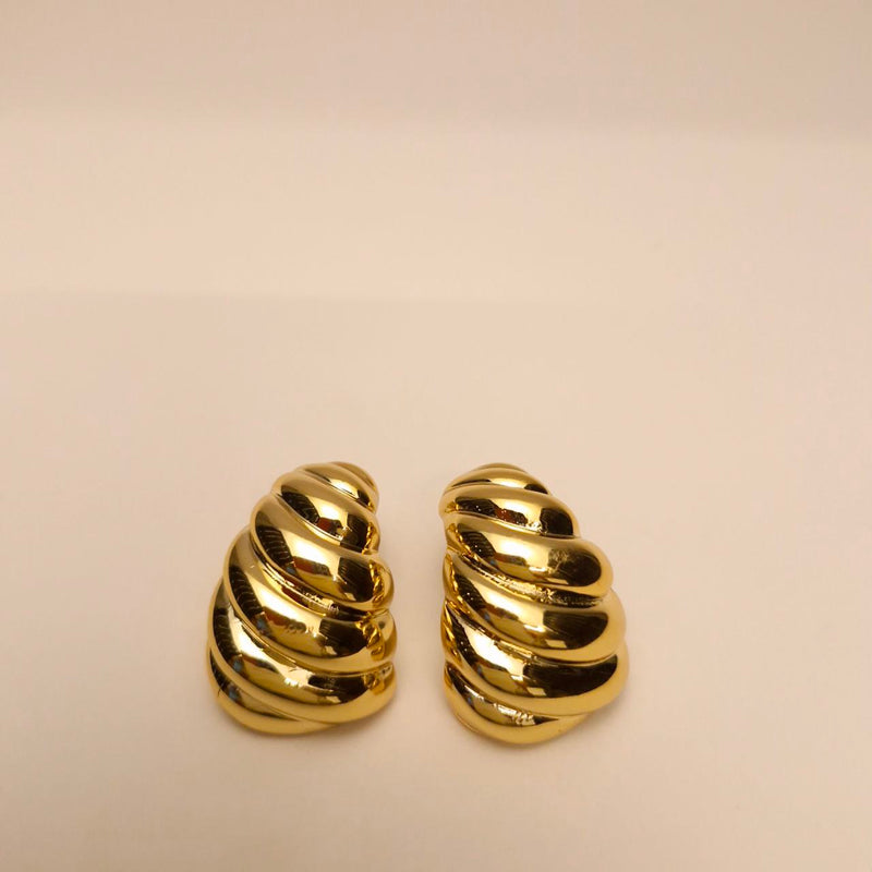 Golden Noir Shell Earrings 🖤
