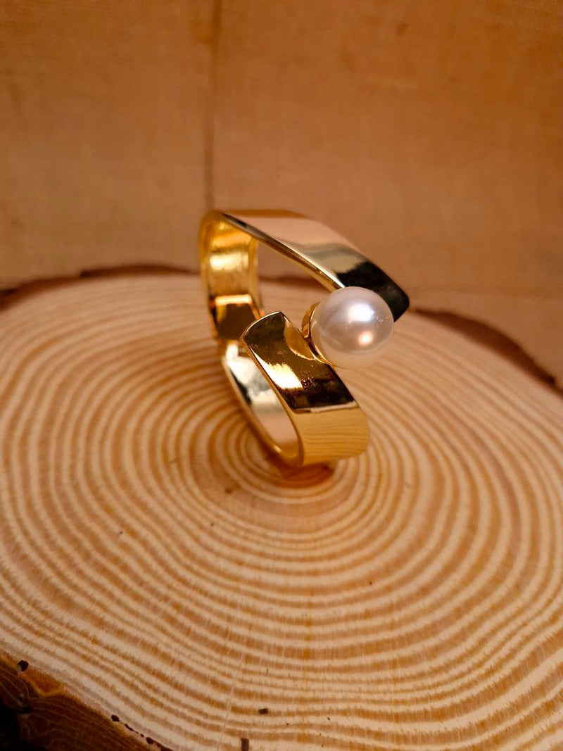 🌸 Golden Embrace Pearl Cuff 🌸