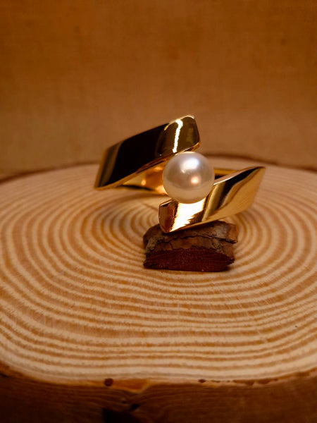 🌸 Golden Embrace Pearl Cuff 🌸